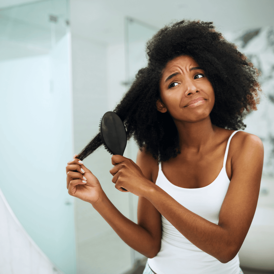 soignez et démêler ses cheveux