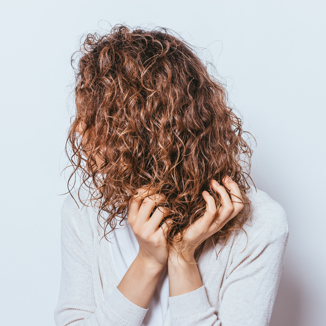 Cheveux bouclés